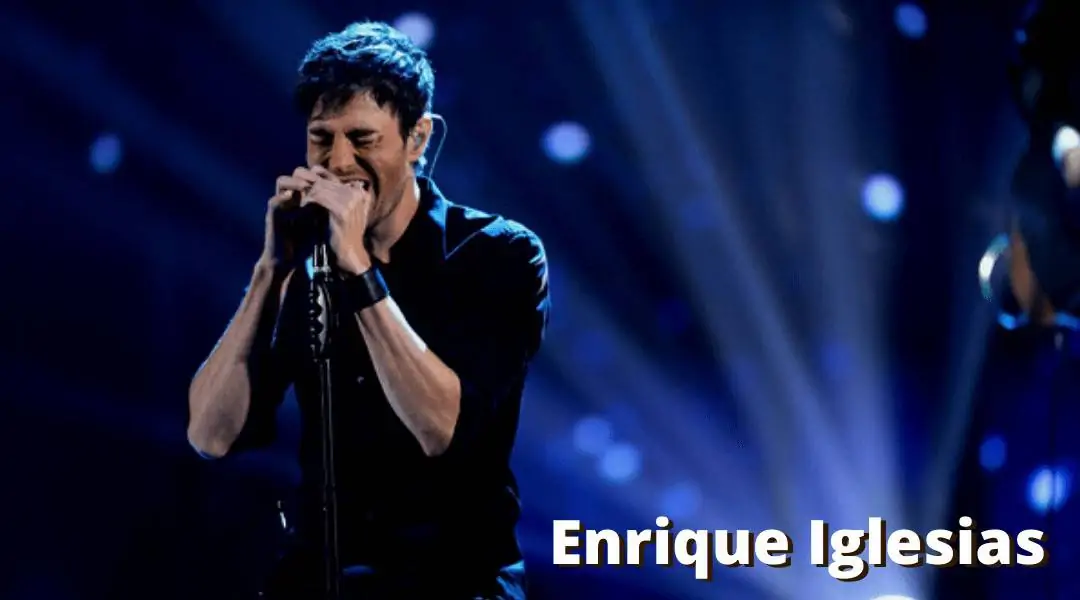Enrique Iglesias Singing